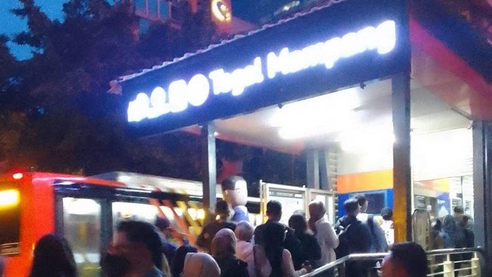 Antrean Penumpang TransJ di Halte Tegal Mampang Mengular Panjang Sore Ini, Menjadi Sorotan Publik