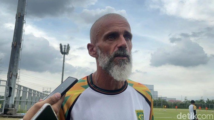 Persebaya Pecat Eduardo Perez usai Hasil Imbang Lawan Arema: Pencarian Tanda-Tanda Perubahan