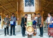 “Menbud Perkuat Tenun Sumba dengan Resmikan Rumah Ibu Bumi di Maujawa”