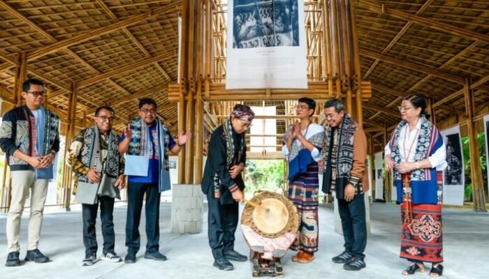 “Menbud Perkuat Tenun Sumba dengan Resmikan Rumah Ibu Bumi di Maujawa”