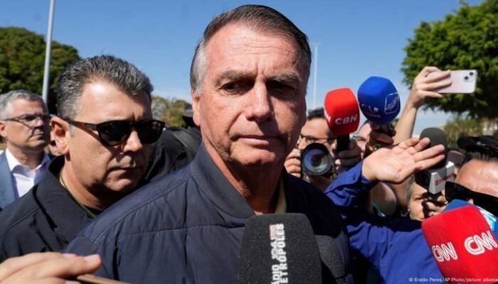 **Eks Presiden Brasil Jair Bolsonaro Cegukan Berbulan-bulan, Dibantarkan ke RS untuk Operasi Hernia**