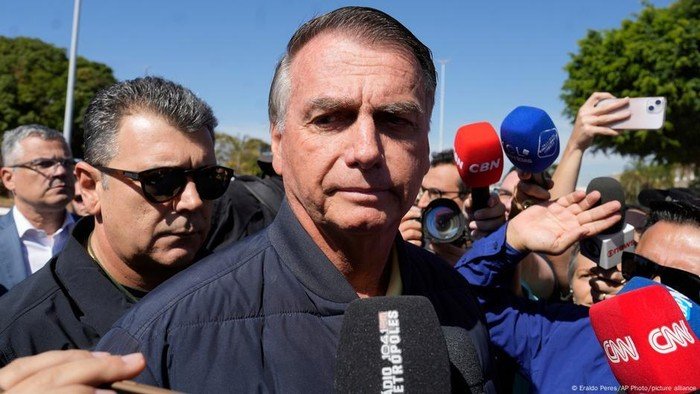 **Eks Presiden Brasil Jair Bolsonaro Cegukan Berbulan-bulan, Dibantarkan ke RS untuk Operasi Hernia**