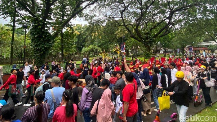 TMII Nyalakan 1.000 Lilin, Ganti Kembang Api dengan Kebersamaan saat Tahun Baru