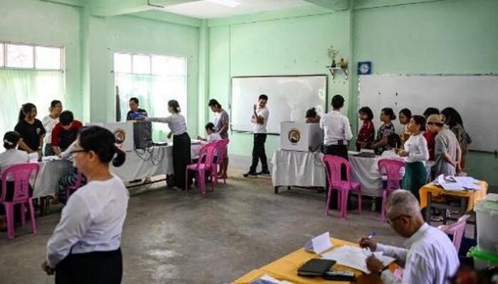 **Pemilu di Tengah Perang Saudara: Kepala Militer Myanmar Ajak Rakyat Berpartisipasi dalam Demokrasi**