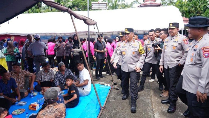 Wakapolri Komjen Dedi Prasetyo Tinjau Dapur Umum Bhayangkari dan Resmikan Sumur Bor di Sumatera Barat