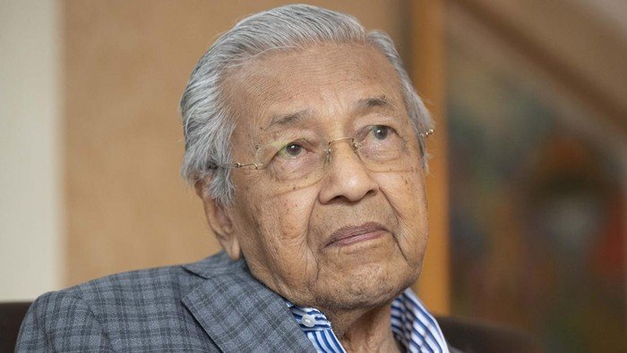 Mahathir Mohamad Patah Tulang Pinggul, Tapi Tak Akan Dioperasi: Sebuah Keputusan yang Membuat Heboh Publik!