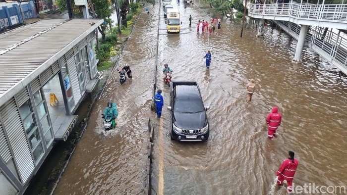 Banjir Jalan Daan Mogot Jakbar, Lalin Macet, Warga Terjebak dalam Kebuntuan
