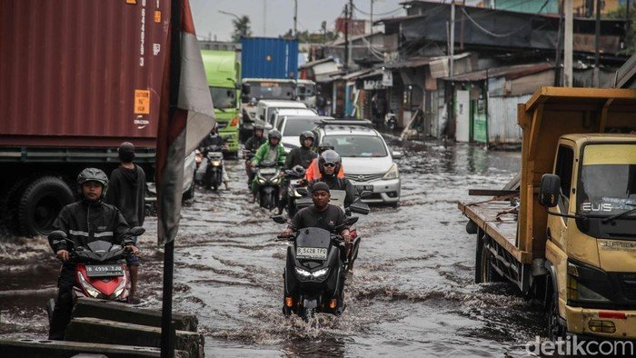 Banjir Jakarta Siang Ini: 28 RT dan 11 Ruas Jalan Masih Terendam, Warga Terpaksa Evakuasi Darurat!