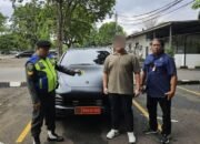 Duh! Mobil Mewah Porsche Cayenne Terciduk Pakai Pelat Dinas Palsu, Biar Apa Sih?