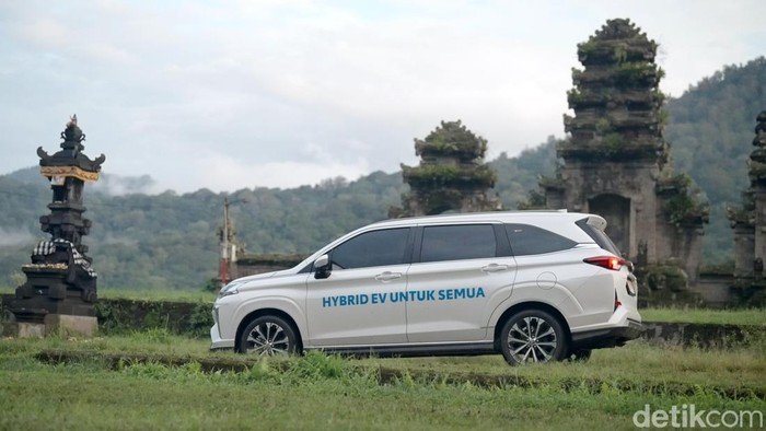 Tenang di Tengah Padatnya Jalan Bali bersama Toyota New Veloz Hybrid: Performa dan Ketahanan yang Mempesona