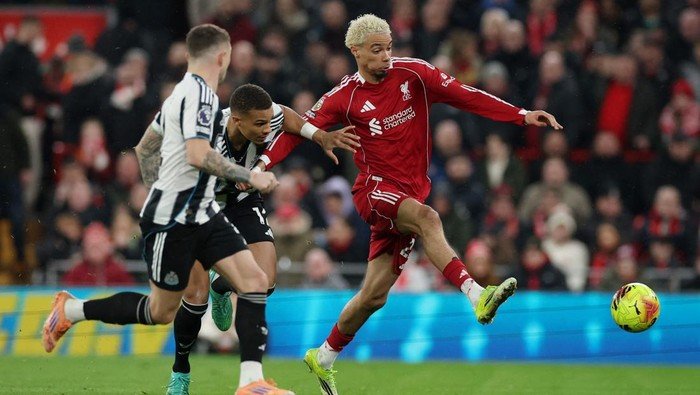 **Rooney: Isak Harus Waspadai Performa Ekitike yang Menjanjikan Liverpool**