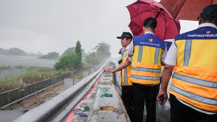 Banjir Meluap, BBWS C3 Siapkan Tanggul di Tol Merak untuk Lindungi Warga