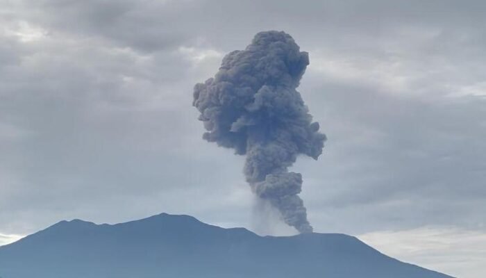 **Gunung Marapi Sumbar Erupsi 25 Detik, Warga dan Pendaki Diharap Jaga Jarak 3 Km**