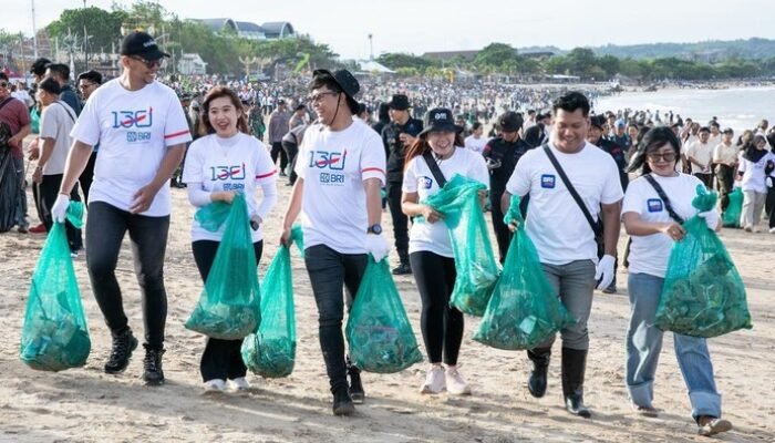 “BRI Bersihkan Pantai Kedonganan, Kumpulkan 931,16 Kg Sampah dalam Aksi Nyata!”