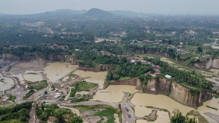 Dana Perbaikan Jalan Melebihi Pajak Tambang: Sekda Banten Ungkap Fakta Mengejutkan!
