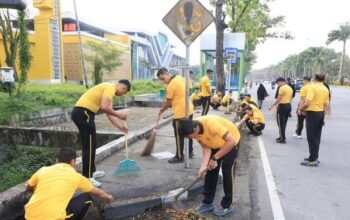 “Wujudkan Pekanbaru Asri, Satuan Polisi Bersatu Bersihkan Taman hingga Kali”
