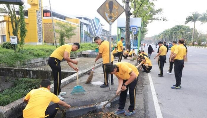 “Wujudkan Pekanbaru Asri, Satuan Polisi Bersatu Bersihkan Taman hingga Kali”