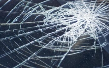 Tragedi di Jaksel: Taxis Listrik Tabrak Separator Busway karena Sopir Ngantuk!