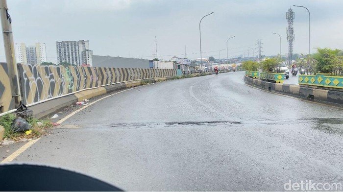 Warga Keluhkan Lubang di Flyover Ciputat Bikin Pemotor Jatuh, Minta Diperbaiki - Update 1