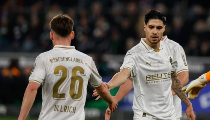 “Moenchengladbach Vs Leverkusen: Kevin Diks Torehkan Rekor, Imbang 1-1 di Menit Akhir”
