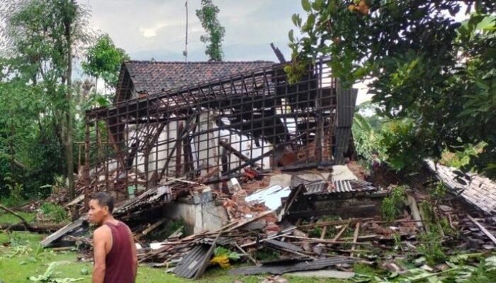 Puluhan Rumah di Tulungagung Rusak-1 Roboh, Angin Kencang Ancam Hidup Warga!