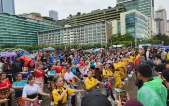 Warga Antusias Saksikan Tari Massal dan Pawai Barongsai di CFD HI, Jakarta