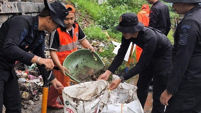 Brimob Polda Metro Beraksi, Kali Senen Terbebas dari Sampah -