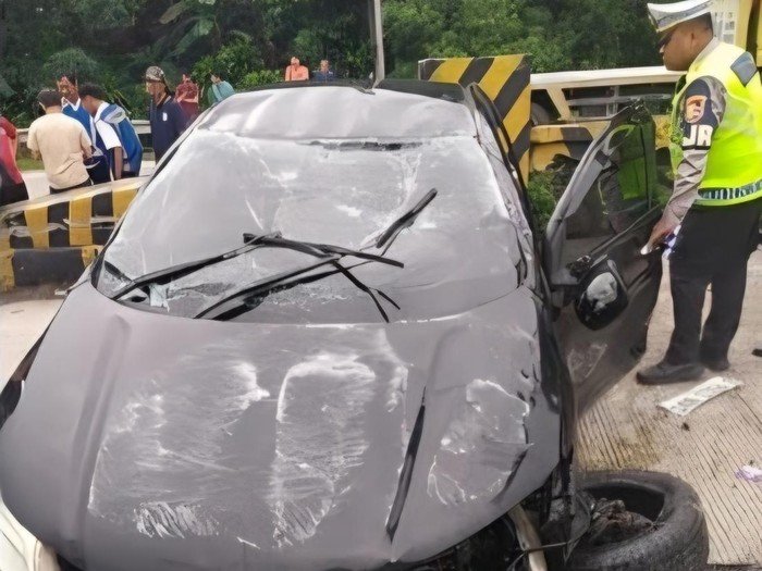 Tragedi Tol Jagorawi: Sedan Hantam Pembatas Jalan hingga Terbalik, 2 Orang Terluka