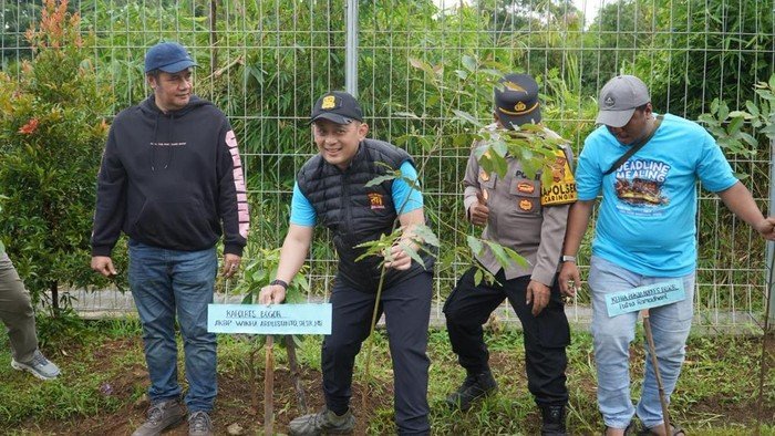 Polres Bogor Dukung Gerakan ASRI dengan Tanam Pohon dan Tebar Benih Ikan