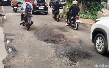 **Hati-Hati Melintas! Lubang Menyebabkan Risiko di Jalan Jaksel Setelah Hujan**