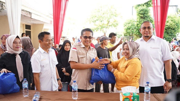 **65 Ribu Paket Sembako Gerindra untuk Sumbar, Andre Rosiade Peringati HUT ke-18 dengan Solidaritas Masyarakat**