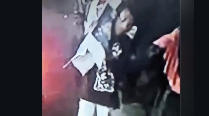 Pria Diduga Gendong Mayat, 4 Fakta Terkuak yang Membuat Heboh Netizen