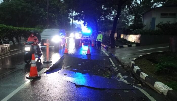 “Amblas! Jalan di Pademangan Jakut, Kendaraan Terpaksa Berjejer”