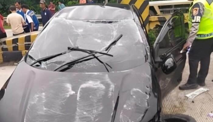 **Model Diva Siregar Selamat dari Kecelakaan Sedan Terbalik di Tol Jagorawi**