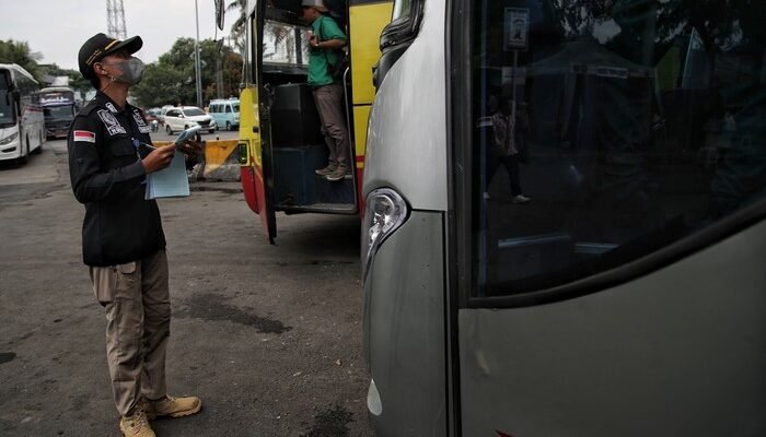 [Bahaya! Jangan Naik Bus dengan Stiker Ini, Risiko Kecelakaan Meningkat!]