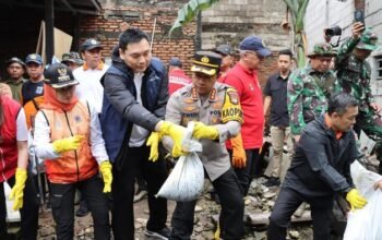 “Polisi-TNI-Pemkot Jakbar Bersihkan Pinggir Kali Mookervart dari Sampah, Warga Terharu”