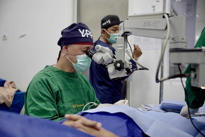 **Kemensos Gelar Operasi Katarak Gratis untuk 160 Warga di Majalengka, Manfaatkan Teknologi Terbaru**