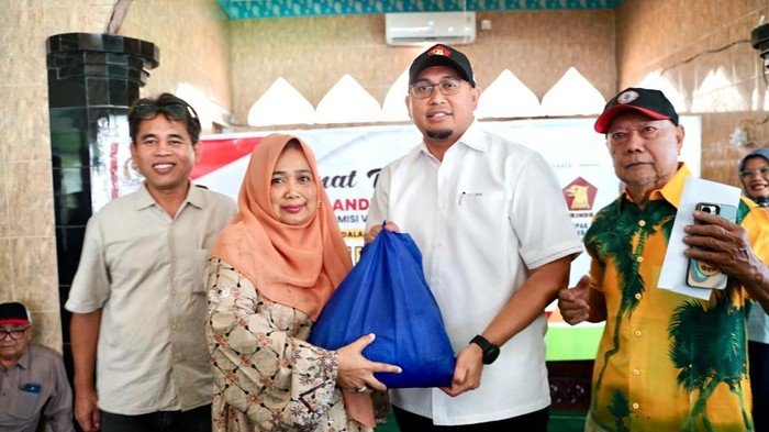 Andre Rosiade Berikan Sembako di Perumnas Indarung, Warga Berharap Lebih