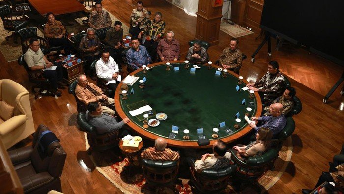 **Istana Ungkap Isi Pertemuan Prabowo dan Pengusaha di Hambalang: Strategi Bisnis yang Mempengaruhi Investasi**