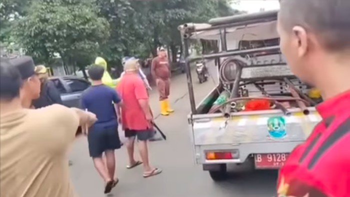 **Wali Kota Bekasi Diungkit PKL Bergolok, Video Viral Ini Jadi Perbincangan!**
