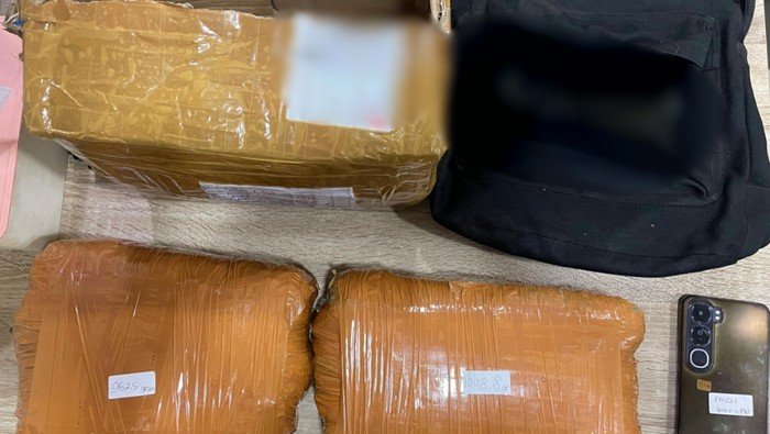 **Polda Metro Bongkar Ribuan Gram Ganja Via Jasa Ekspedisi di Depok**