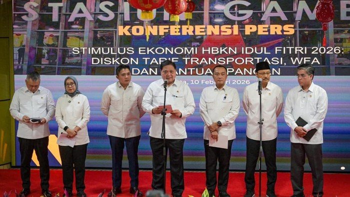 **Seskab Ungkap Pemerintah Siapkan Rp 911 M untuk Diskon Transportasi Mudik**