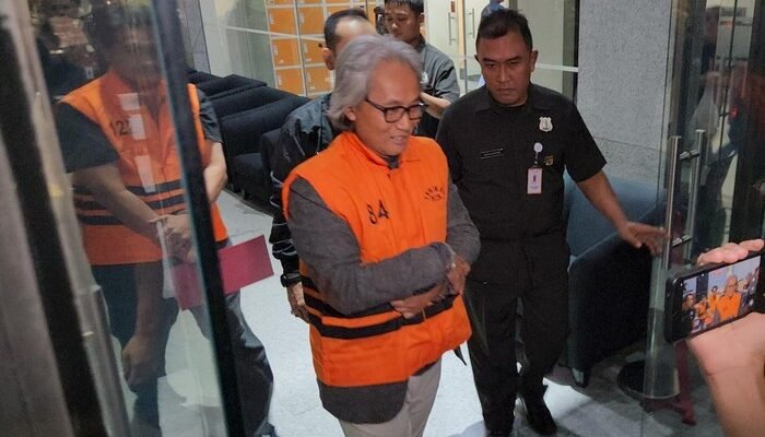 “Tak Tanggung-tanggung Rangkap Jabatan Mulyono, Tersangka KPK Terkuak!”