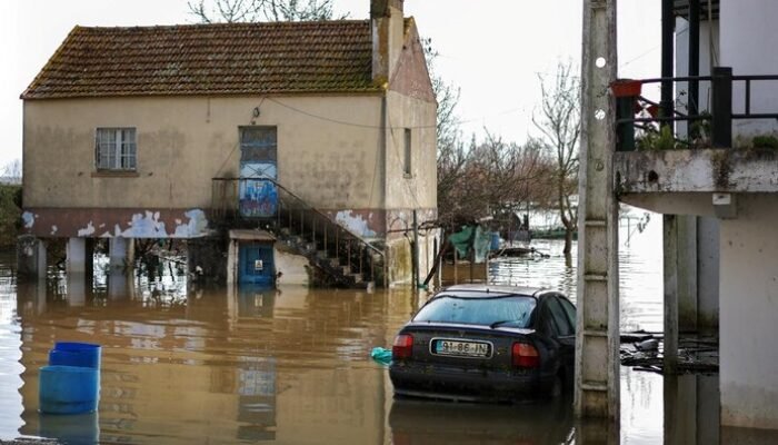 “Banjir di Portugal: Ketidakpuasan Masyarakat Mendorong Resignasi Mendagri”