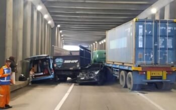 Truk Trailer Tabrak 6 Kendaraan di Underpass Tol Jagorawi: Kecelakaan Beruntun Tanpa Korban