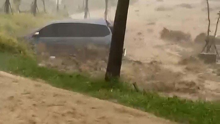 Banjir Menerjang 2 Desa di Bogor, Mobil Terbawa Arus, Siapa yang Bertanggung Jawab?