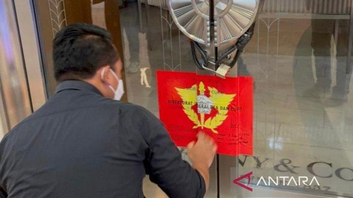 **3 Toko Perhiasan Mewah DKI Disegel karena Diduga Pelanggaran Impor**