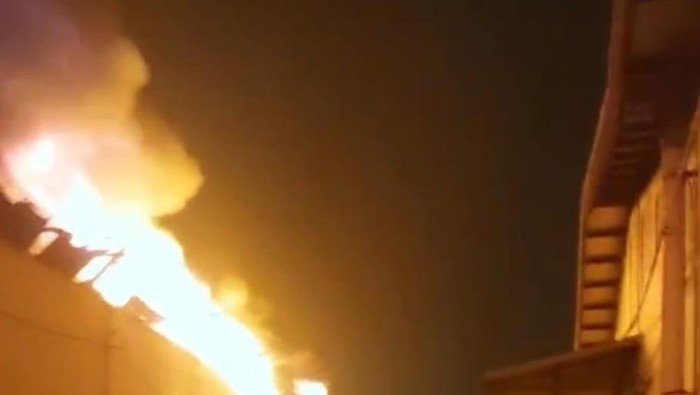 Kebakaran Mengerikan di Pabrik Cat Cikupa, Tangerang, Asap Hitam Meneror Warga