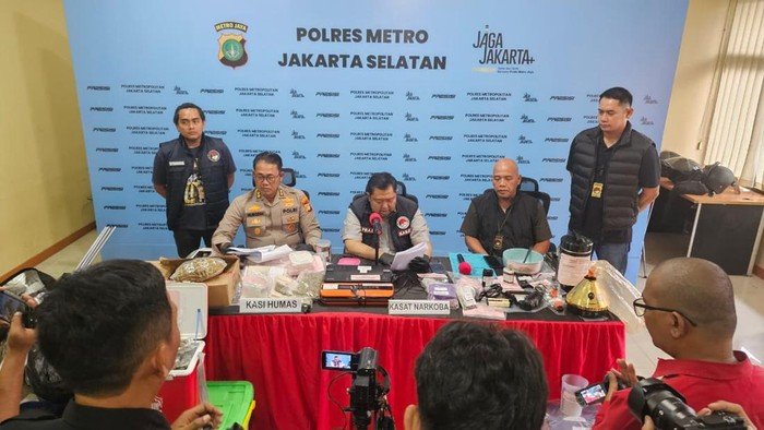 **Kreator Konten di Jaksel Tak Berdaya, Istri ikut Dihukum karena Tanam Ganja**
