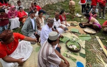 Pandji Pragiwaksono Jalani Ritual Minta Maaf ke Leluhur Toraja, Santap Hidangan Persembahan